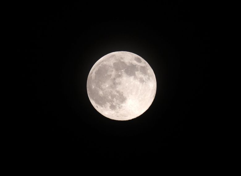 5일 오후 서울 하늘 위로 슈퍼문이 떠오르고 있다. 뉴시스