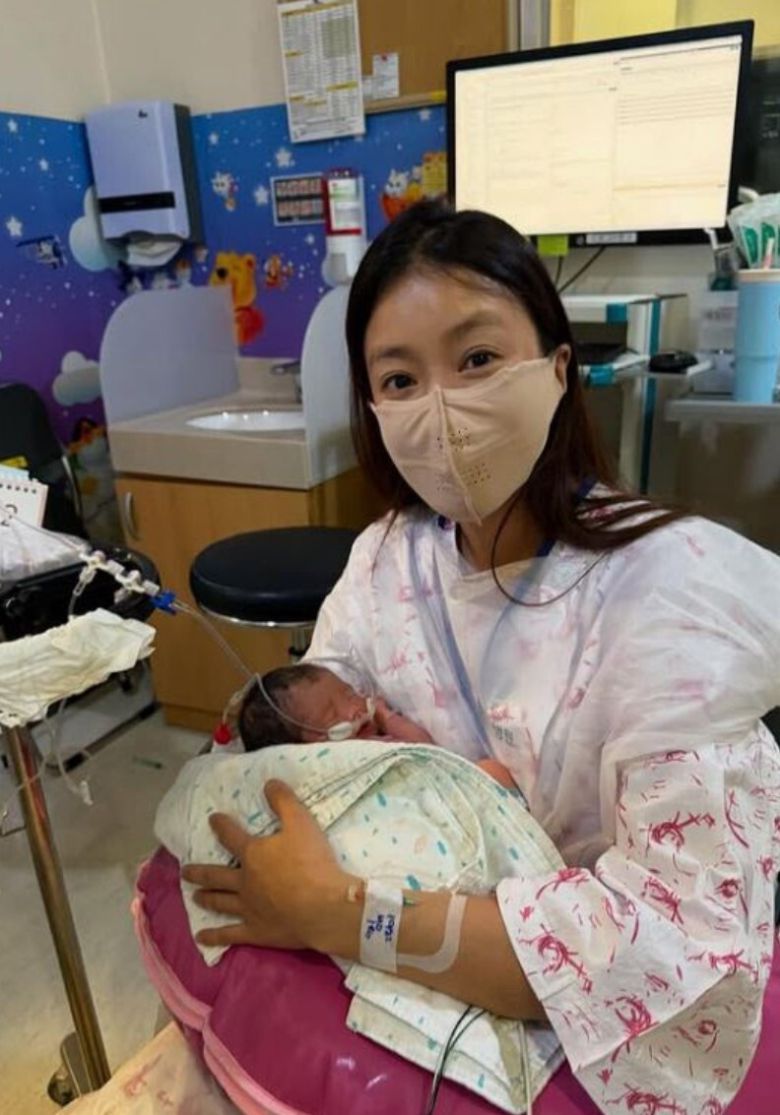 이시영이 둘째딸을 안고 있는 모습. 이시영 인스타그램 캡처