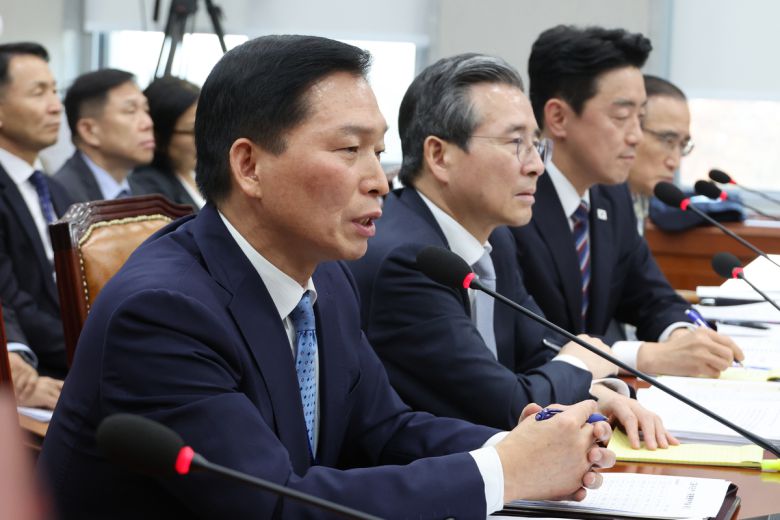 강병인 경호처 기획관리실장 직무대리가 6일 서울 여의도 국회에서 열린 운영위원회의 대통령비서실과 국가안보실, 대통령경호처 등에 대한 국정감사에서 위원 질의에 답하고 있다. 연합뉴스