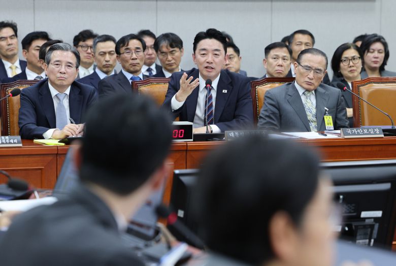 강훈식 대통령 비서실장이 6일 서울 여의도 국회에서 열린 국회운영위원회의 대통령비서실 등에 대한 국정감사에서 주진우 국민의힘 의원 질의에 답변하고 있다. 뉴스1