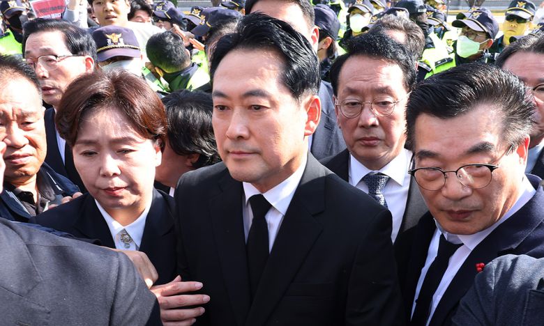 국민의힘 장동혁 대표가 6일 광주 북구 국립5·18민주묘지에서 시민단체의 항의에 참배하지 못한 채 발길을 돌리고 있다. 연합뉴스