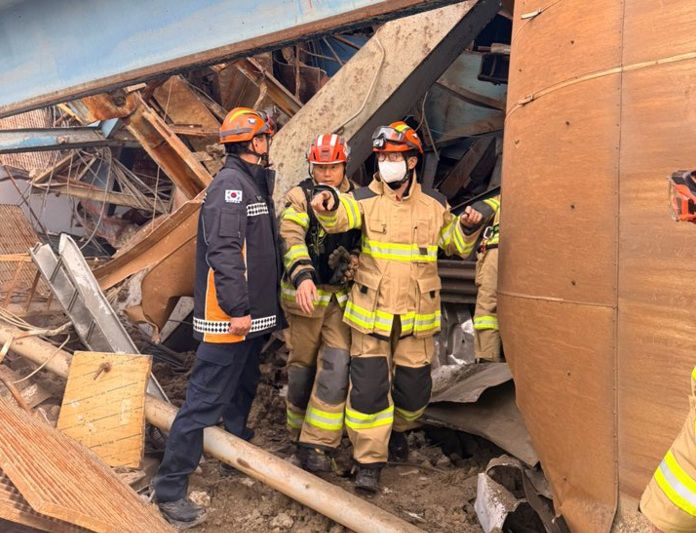 7일 오전 김승룡 소방청장 직무대행이 울산 화력발전소 붕괴사고 현장을 살펴보고 구조 상황을 점검하고 있다.    소방청 제공.