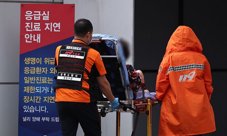 한 대형병원에서 구급대원이 환자를 응급실로 이송하고 있다. 뉴스1