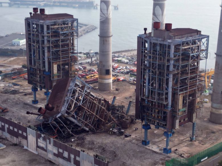7일 울산 남구 동서발전 울산화력발전소 보일러 타워 붕괴현장에서 소방대원들이 매몰자 수색 및 구조작업을 벌이고 있다. 뉴스1