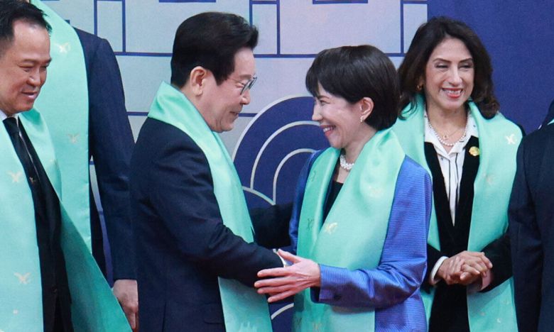 이재명 대통령이 1일 경주화백컨벤션센터(HICO)에서 열린 2025 아시아태평양경제협력체(APEC) 정상회의 기념촬영에서 다카이치 사나에 일본 총리와 인사하고 있다. 연합뉴