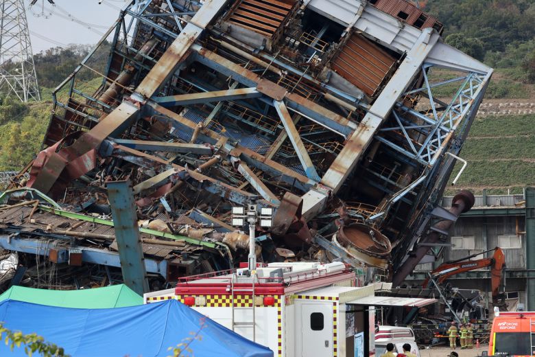 7일 울산 남구 동서발전 울산화력발전소 보일러 타워 붕괴현장에서 소방대원들이 매몰자 수색 및 구조작업을 벌이고 있다. 뉴스1