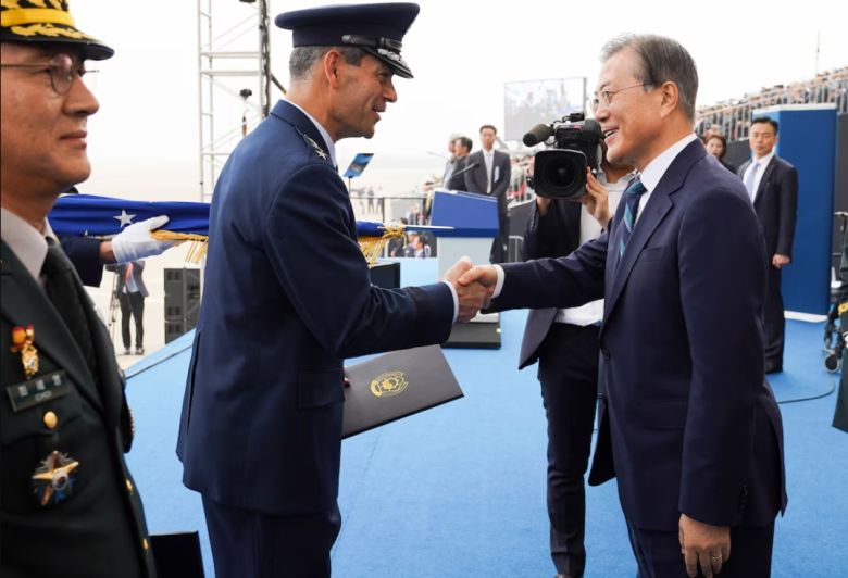 2019년 10월 1일 국군의날 기념식에서 당시 문재인 대통령(오른쪽)이 케네스 윌스바흐 주한 미 7공군 사령관에게 부대 표창을 수여하며 격려하고 있다. 미 7공군 홈페이지