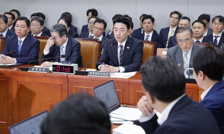 강훈식 대통령 비서실장이 6일 서울 여의도 국회에서 열린 국회운영위원회의 대통령비서실 등에 대한 국정감사에서 의원 질의에 답변하고 있다. 뉴스1