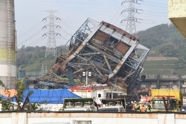울산 남구 용잠동 한국동서발전 울산화력발전소 대형 구조물이 무너지는 사고 발생 이틀째인 7일 오전 소방관 등 관계자들이 매몰자들을 구조하고 있다.   뉴시스