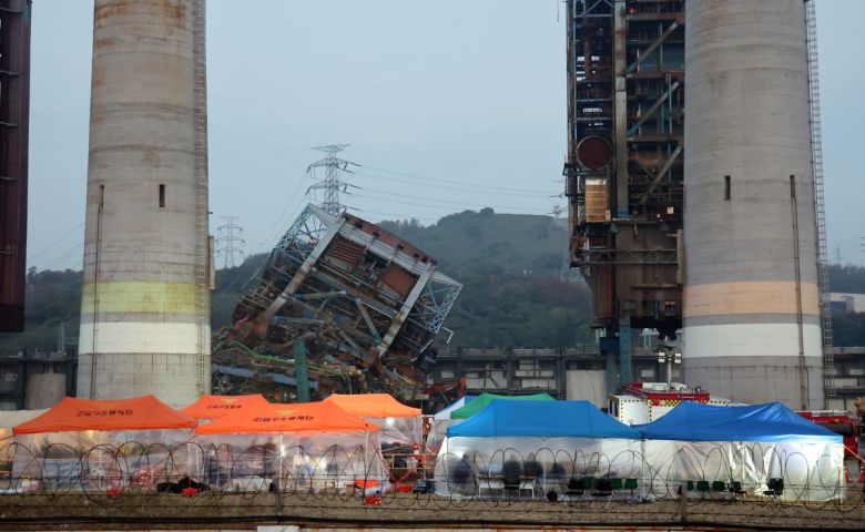 7일 새벽 울산 남구 동서발전 울산화력발전소 보일러 타워 붕괴현장에서 소방대원들이 매몰자 수색 및 구조작업을 벌이고 있다.   뉴스1