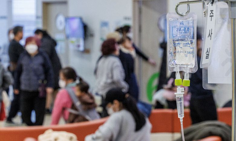 6일 서울 성북구의 한 어린이 전문병원이 진료를 보려는 환자와 보호자들로 붐비고 있다. 연합뉴스