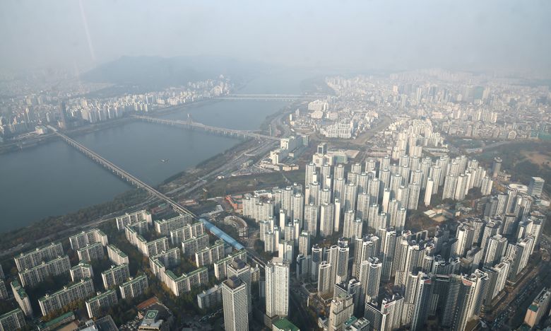 10·15 부동산 대책 시행 이후 서울 아파트 평균 매매 가격 상승세가 2주 연속 둔화한 것으로 나타났다. 6일 한국부동산원이 발표한 11월 1주(11월3일 기준) 주간 아파트 가격동향에 따르면 서울 아파트 매매가격 지수는 직전 주(0.23%) 대비 0.04% 줄어든 0.19%를 기록했다. 한편 경기도 전체(0.11%)로는 상승 폭이 직전 주 대비 0.01%포인트 줄었지만 규제를 피해 간 일부 지역은 상승 폭이 커지며 풍선 효과도 나타났다. 사진은 이날 서울 송파구 롯데월드타워에서 바라본 서울 도심 아파트 단지. 뉴스1