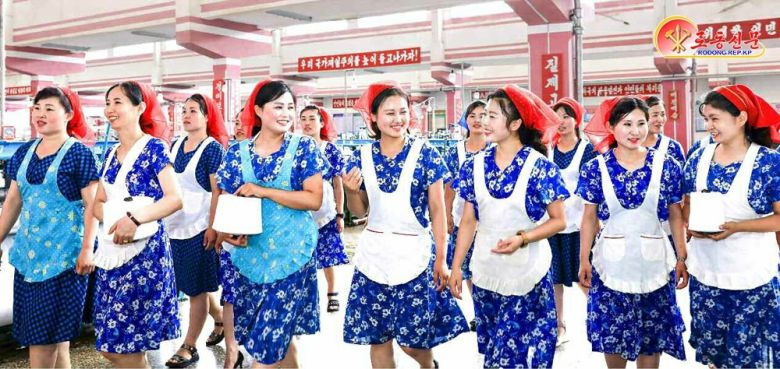 북한 노동당 기관지 노동신문은 1일 "혁신자 영예를 안고" 근무하는 신의주방직공장 노동자들을 조명했다.