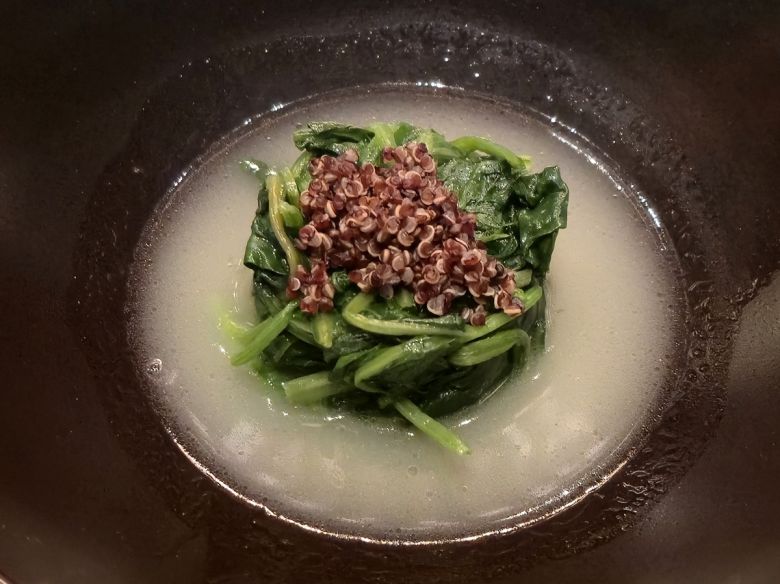 레드 랜턴 퀴노아와 시금치.