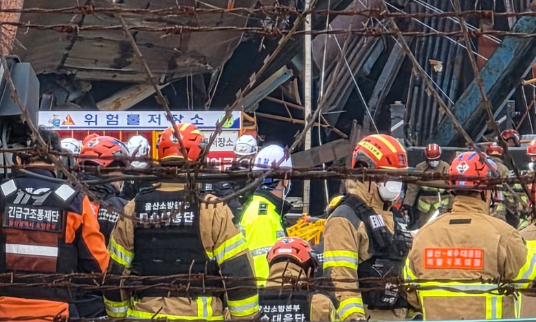 이송 지켜보는 소방관들 9일 울산 남구 한국동서발전 울산화력발전소 보일러타워 5호기 붕괴 사고 현장에서 수색·구조작업을 펼치던 119대원들이 매몰 나흘째 숨진 채 발견돼 병원으로 이송 중인 작업자를 지켜보고 있다. 울산=뉴시스