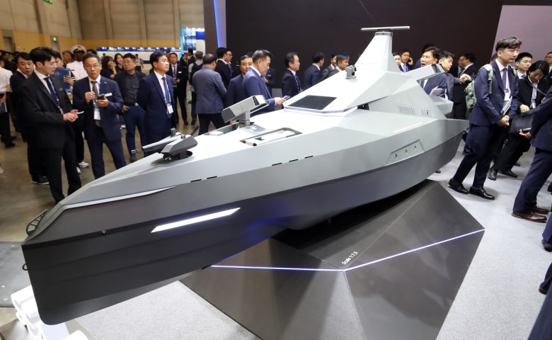 부산 해운대구 벡스코 제1전시장에서 지난 5월28일 열린 국제해양방위산업전(MADEX)에서 참가자들이 LIG넥스원 부스를 찾아 미래 무인수상정 콘셉트 모델 '해검-X'를 살펴보고 있다. 뉴스1