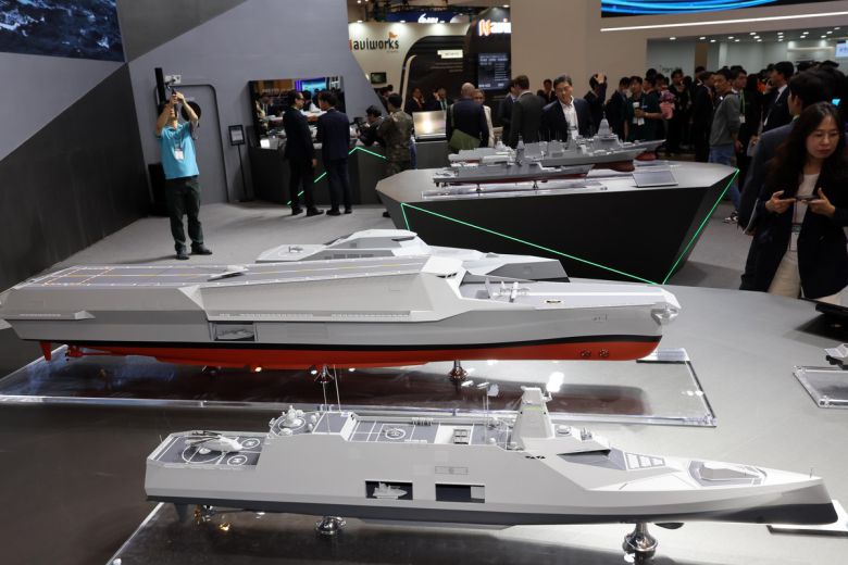 부산 해운대구 벡스코 제1전시장에서 지난 5월28일 열린 국제해양방위산업전(MADEX)에서 참가자들이 HD현대중공업 부스를 찾아 무인기와 헬기 등을 탑재하는 유·무인 체계 지휘통제함을 살펴보고 있다. 세계일보 자료사진