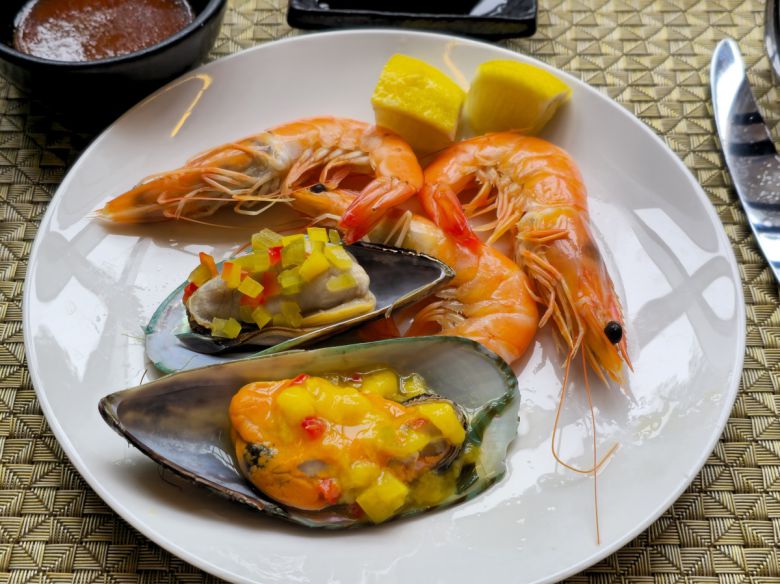 일식당 야쿠미 홍합 새우 요리.