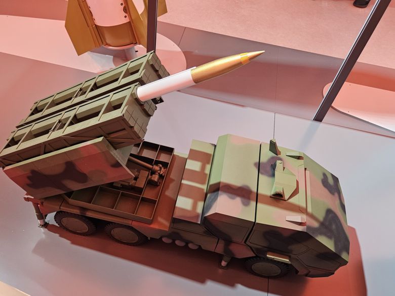 20일 경기도 고양시 킨텍스에서 열린 서울 국제 항공우주 및 방위산업 전시회(ADEX) 개막식에서 한화에어로스페이스 부스에 무인상륙형 다연장 모형이 전시되어 있다. 박수찬 기자