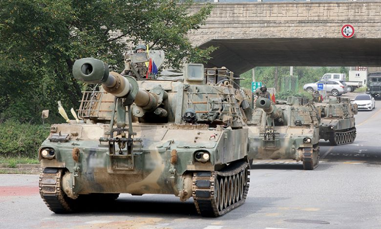 경기 파주시 일대에서 자체 훈련에 나선 육군 자주포가 기동하고 있다. 뉴스1