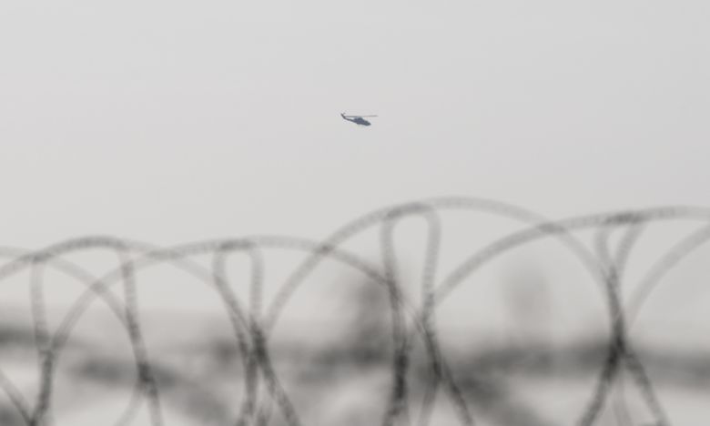 경기도 파주시 접경지에서 바라본 김포 상공에서 공격 헬기가 이동하고 있다. 연합뉴스