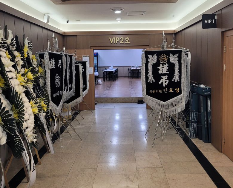 울산화력발전소 보일러 타워 붕괴로 사고로 매물됐다가 숨진 전모(49)씨 빈소가 차려진 울산의 한 병원 장례식장.