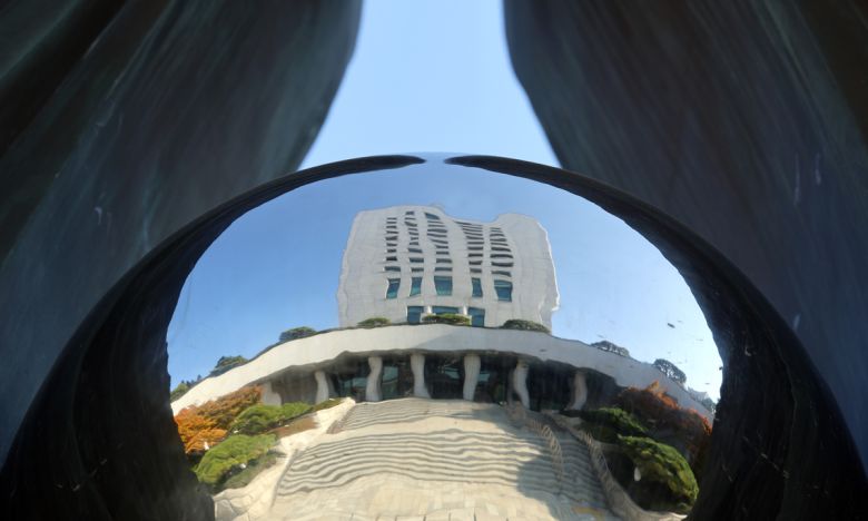 검찰 소용돌이 ‘대장동 사건 항소 포기’ 사태를 둘러싸고 검찰 내부에서 노만석 검찰총장 직무대행의 책임론이 확산하고 있는 11일 서울 서초구 대검찰청에 설치된 조형물 ‘서 있는 눈’의 모습. 노 대행은 이날 연가를 내고 거취에 대한 고심에 들어갔다.   연합뉴스