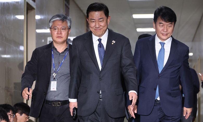 김병기 더불어민주당 원내대표와 문진석 원내운영수석부대표가 11일 서울 여의도 국회에서 송언석 국민의힘 원내대표와 회동을 하기 위해 이동하고 있다. 뉴시스