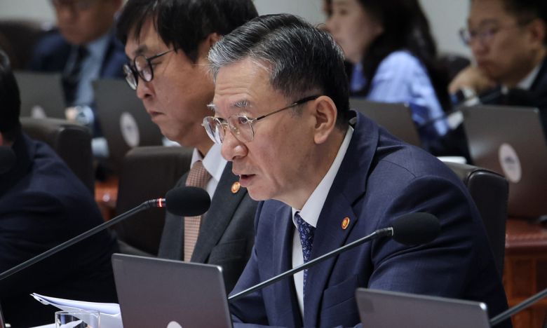 정성호 법무부 장관이 11일 서울 용산 대통령실에서 열린 제49회 국무회의에서 업무 보고를 하고 있다. 대통령실사진기자단