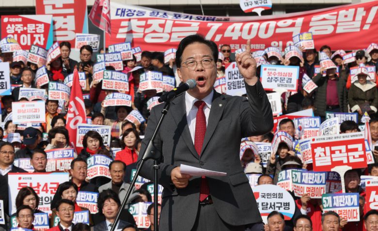 국민의힘 송언석 원내대표가 12일 서울 여의도 국회의사당 본관 앞에서 열린 '대장동 일당 7400억 국고 환수 촉구및 검찰 항소포기 외압 규탄대회'에서 발언하고 있다.