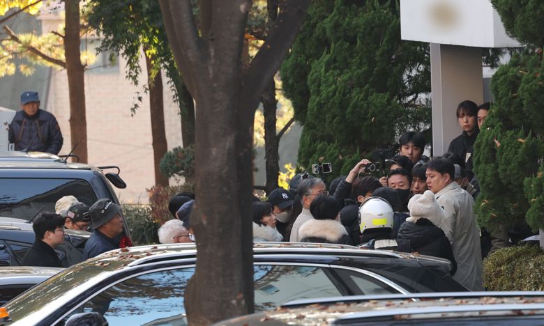 12일 내란특검팀이 서울 용산구 황교안 전 국무총리 자택에서 내란 선전·선동 혐의 관련 체포영장 집행을 시도하는 가운데 황 전 총리측 박주현 변호사가 자택에 들어가고 있다. 뉴스1