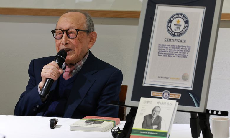 김형석 연세대 철학과 명예교수가 12일 서울 광화문 한 식당에서 신간 ‘김형석, 백 년의 유산’ 출간 소감과 삶의 지혜에 관해 이야기하고 있다. 연합뉴스