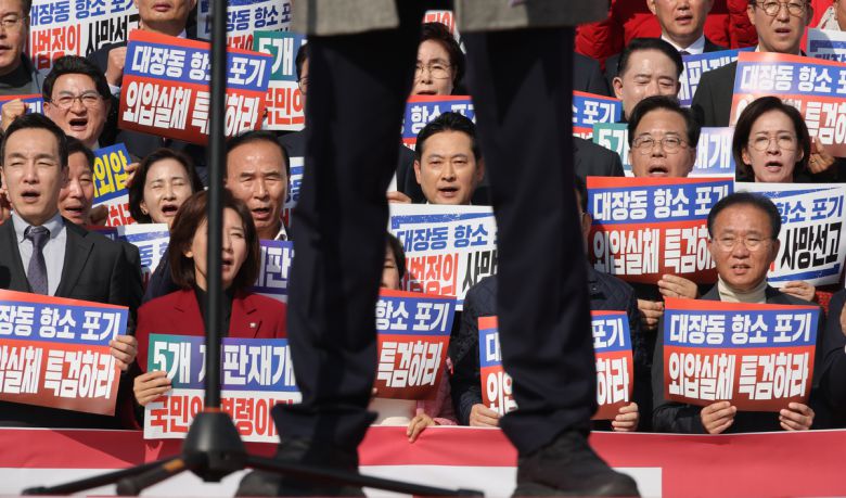 국민의힘 장동혁 대표와 송언석 원내대표를 비롯한 의원들과 당원들이 12일 서울 여의도 국회의사당 본관 앞에서 열린 '대장동 일당 7400억 국고 환수 촉구 및 검찰 항소포기 외압 규탄대회'에서 구호를 외치고 있다.