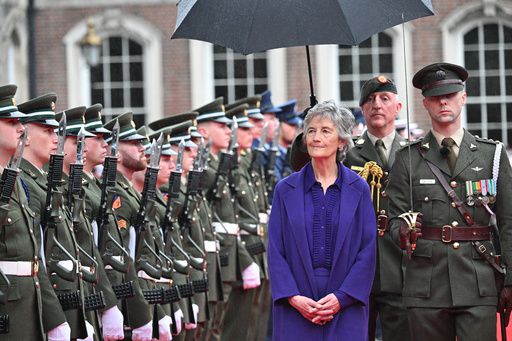캐서린 코널리 신임 아일랜드 대통령이 11일(현지시간) 취임식에서 군 의장대를 사열하고 있다. 아일랜드는 평화주의 노선을 지향하며 북대서양조약기구(NATO·나토) 군사 동맹에도 가입하지 않고 있다. 모병제로 운영되는 아일랜드군은 병력이 1만명도 채 안 될 만큼 규모가 작다. EPA연합뉴스