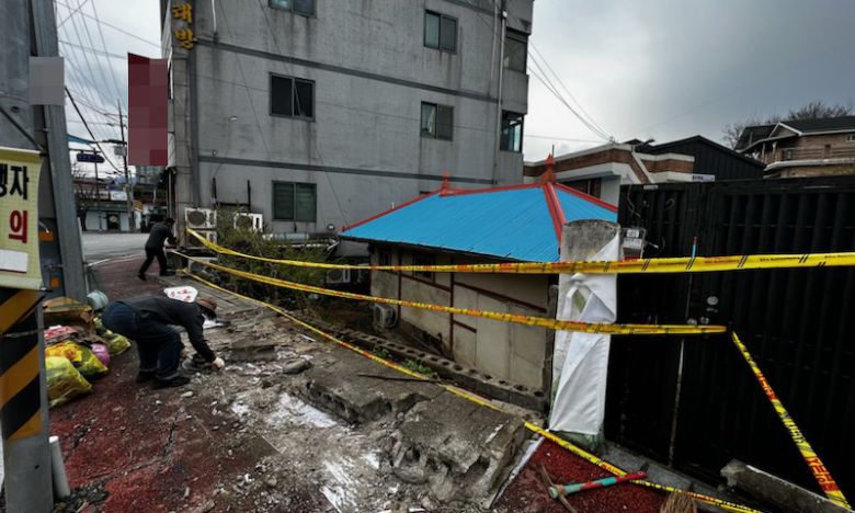 지난 4월 충북 충주시 문화동 한 빈집 담장이 무너져 안전선 밖 인도를 덮치고 있다. 충주시 제공