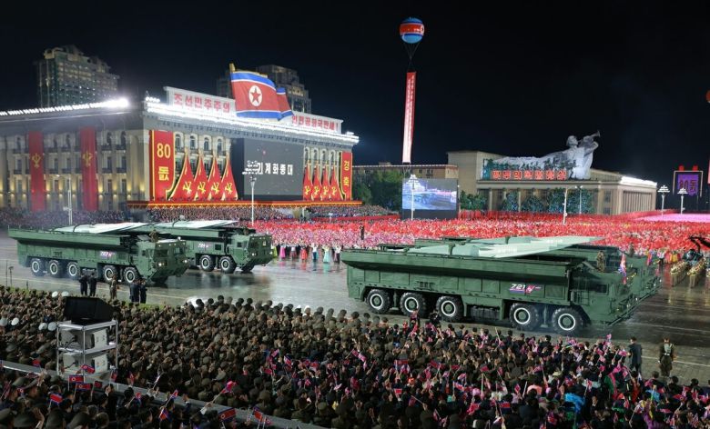 북한 노동당 기관지 노동신문은 지난달 11일 평양 김일성광장에서 북한 노동당 창건 80주년 기념 열병식이 전날 진행됐다고 보도했다. 사진은 신형 극초음속 단거리탄도미사일(SRBM)인 화성-11마. 노동신문·뉴스1