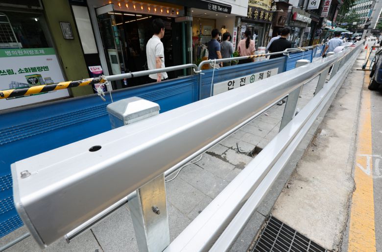 2024년 7월 24일 오후 서울 중구 시청역 역주행 사고 현장에 방호 울타리가 설치돼 있다. 뉴시스