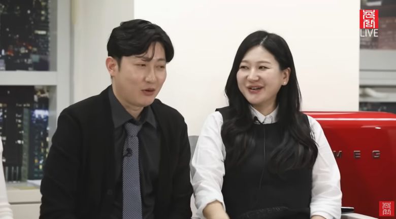 상철을 다정하게 쳐다보는 정숙. 촌장엔터테인먼트