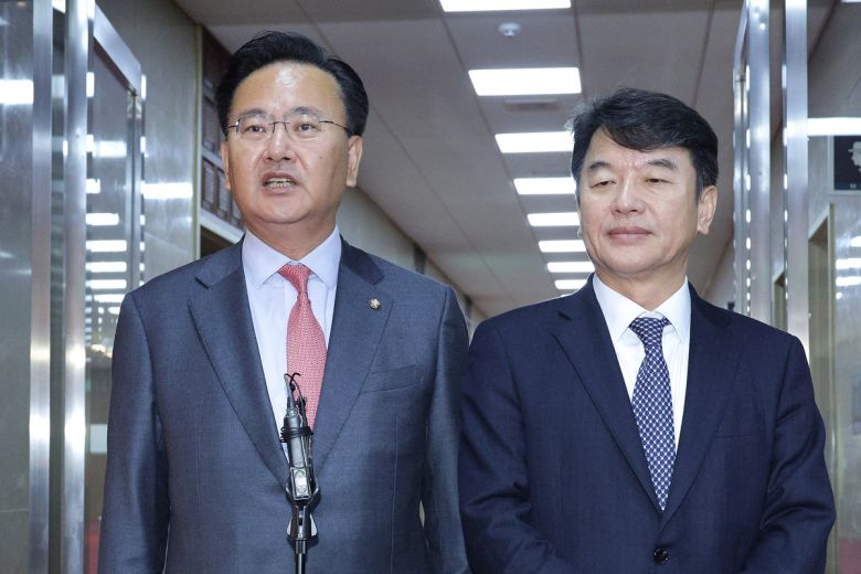 유상범 국민의힘 원내수석과 문진석 더불어민주당 원내수석이 13일 서울 여의도 국회에서 국회의장 주재 여야 원내대표 회동을 마친 후 브리핑을 하고 있다. 뉴스1