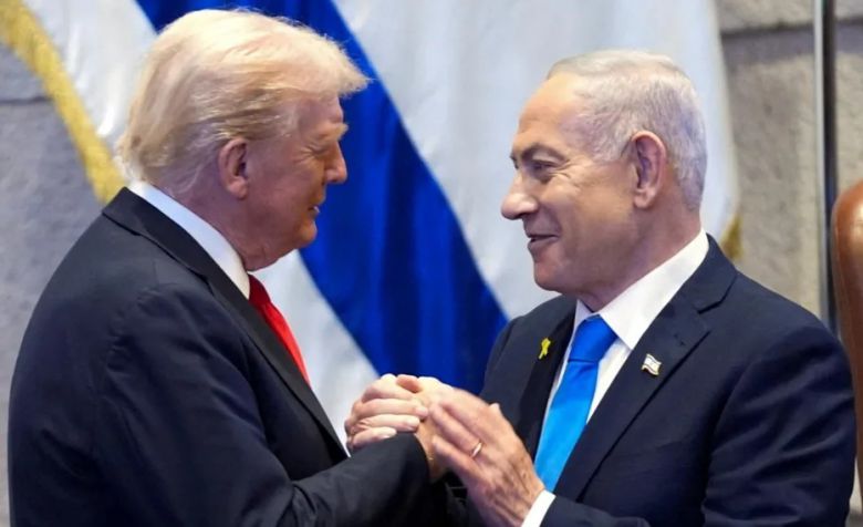 도널드 트럼프 미국 대통령(왼쪽)과 베냐민 네타냐후 이스라엘 총리. 트럼프는 뇌물 수수 등 부패 혐의로 기소돼 재판 중인 네타냐후의 사면을 이스라엘 정부에 촉구하고 있다. 로이터연합뉴스
