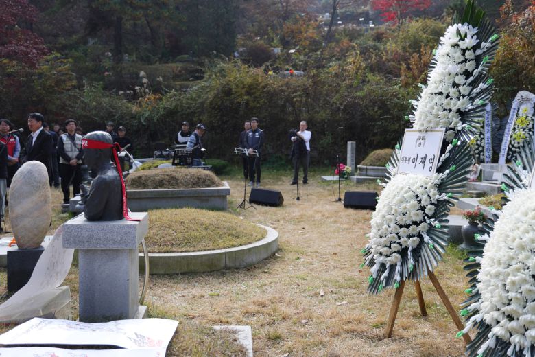 지난 13일 경기도 남양주시 모란공원 전태일 열사 묘역에서 열린 제55주기 전태일 추도식에서 이재명 대통령 명의의 추모 화환이 놓여 있다. 연합뉴스