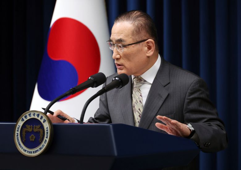 위성락 국가안보실장이 14일 서울 용산 대통령실 기자회견장에서 이재명 대통령의 한미 관세·안보 협상 '조인트 팩트시트'(공동 설명자료) 최종 합의 발표 후 질문에 답하고 있다.    연합뉴스