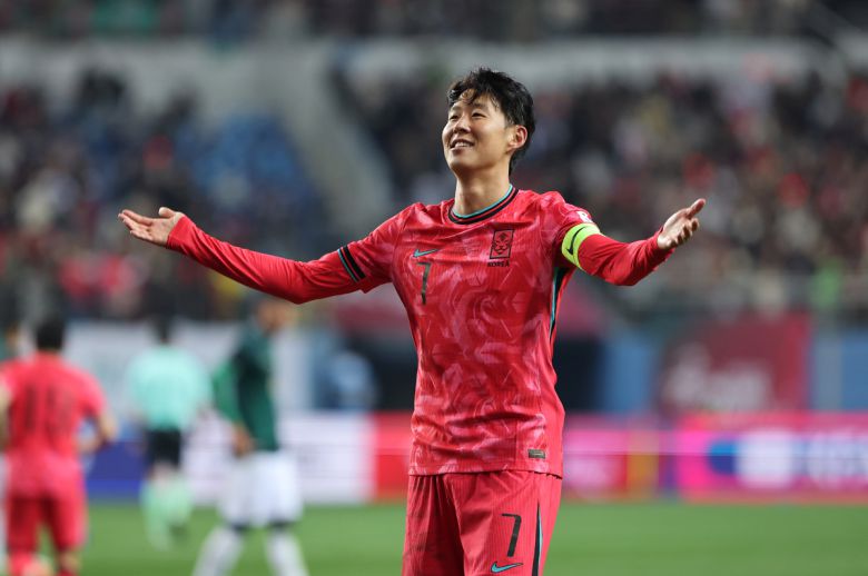 14일 오후 대전 유성구 대전월드컵경기장에서 열린 ‘하나은행 초청 국가대표팀 친선경기’ 대한민국과 볼리비아의 경기에서 프리킥 골을 넣은 손흥민 기뻐하고 있다.   뉴스1