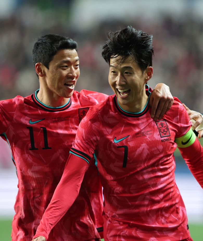 14일 오후 대전 유성구 대전월드컵경기장에서 열린 ‘하나은행 초청 국가대표팀 친선경기’ 대한민국과 볼리비아의 경기에서 프리킥 골을 넣은 손흥민 기뻐하고 있다.   뉴스1