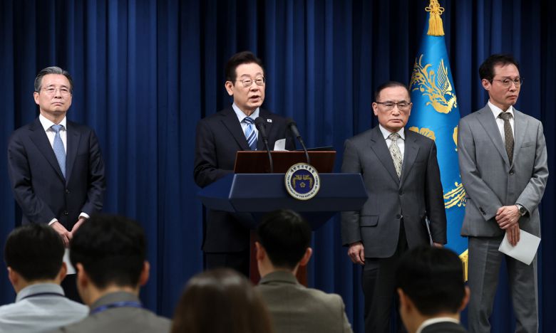 이재명 대통령이 14일 서울 용산 대통령실 기자회견장에서 한미 팩트시트 타결과 관련 발표를 하고 있다. 왼쪽부터 김용범 정책실장, 이재명 대통령, 위성락 국가안보실장. 이규연 홍보소통수석. 대통령실사진기자단