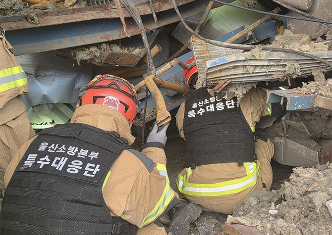 14일 울산화력발전소 붕괴 현장에서 구조대원들이 마지막 매몰자를 찾기 위해 수색구조작업을 하고 있다. 소방청 제공