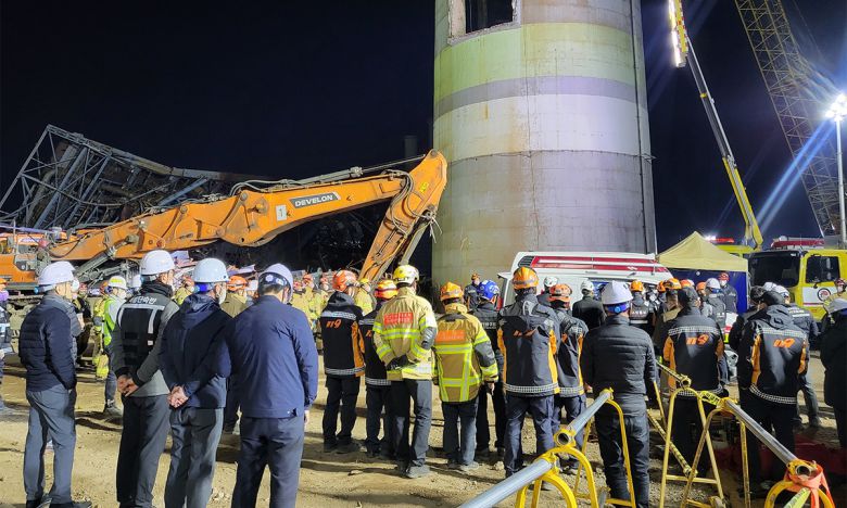 14일 울산화력발전소 붕괴 현장에서 마지막 매몰자를 수습하고 병원으로 이송하기 앞서 모든 현장 관계자들이 도열해 고인에 대한 예를 갖추고 있다. 뉴스1