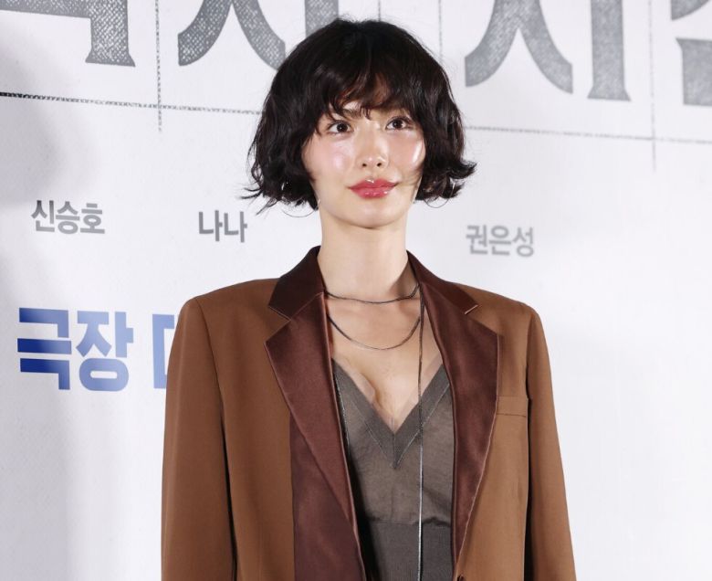 배우 나나의 자택에 흉기를 들고 침입한 강도가 검거된 가운데, 나나와 그 모친이 심각한 부상을 입은 것으로 알려졌다. 뉴스1