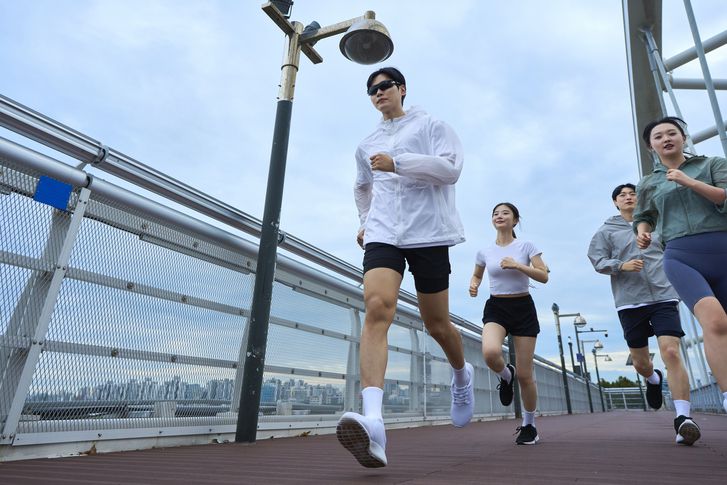 러닝 붐은 운동을 넘어 자기관리·힐링 문화로 확장되고 있다. 스트레스 해소와 웰빙을 중시하는 흐름 속에서 애슬레저 수요 증가가 자연스럽게 이어지고 있는 것이다. 게티이미지