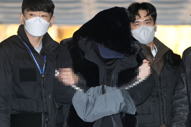 서울 도심에서 일본인 관광객 모녀를 들이받아 이들 중 어머니인 50대 여성을 숨지게 한 음주운전자 서모씨가 지난 5일 서울 서초구 서울중앙지방법원에서 열린 구속 전 피의자 심문(영장실질심사)에 출석하고 있다. 연합뉴스